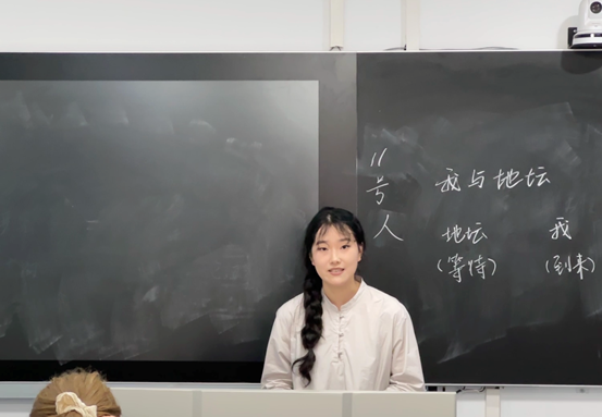 黑板前的人 描述已自动生成