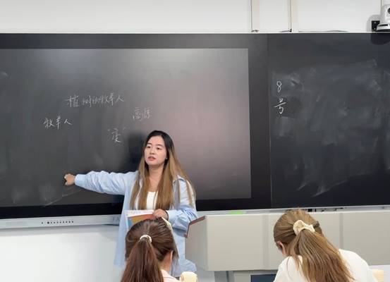 女人们在电视前 中度可信度描述已自动生成