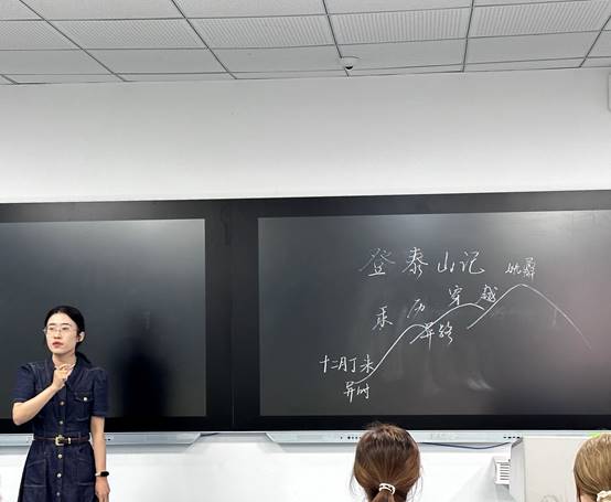 一群人站在屏幕前 低可信度描述已自动生成