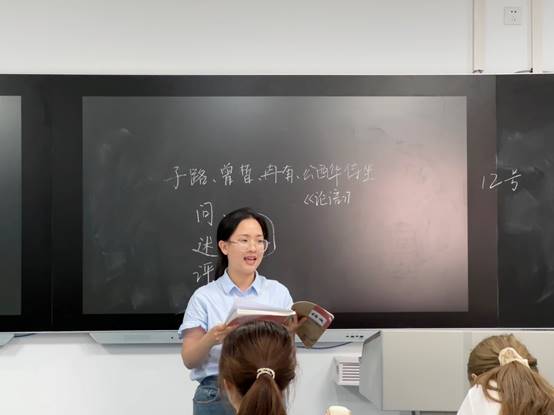 屏幕上的男人和女人在电视前 中度可信度描述已自动生成