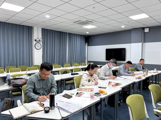 一群人在厨房里工作 描述已自动生成