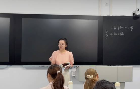 男人和女人在电视前 低可信度描述已自动生成